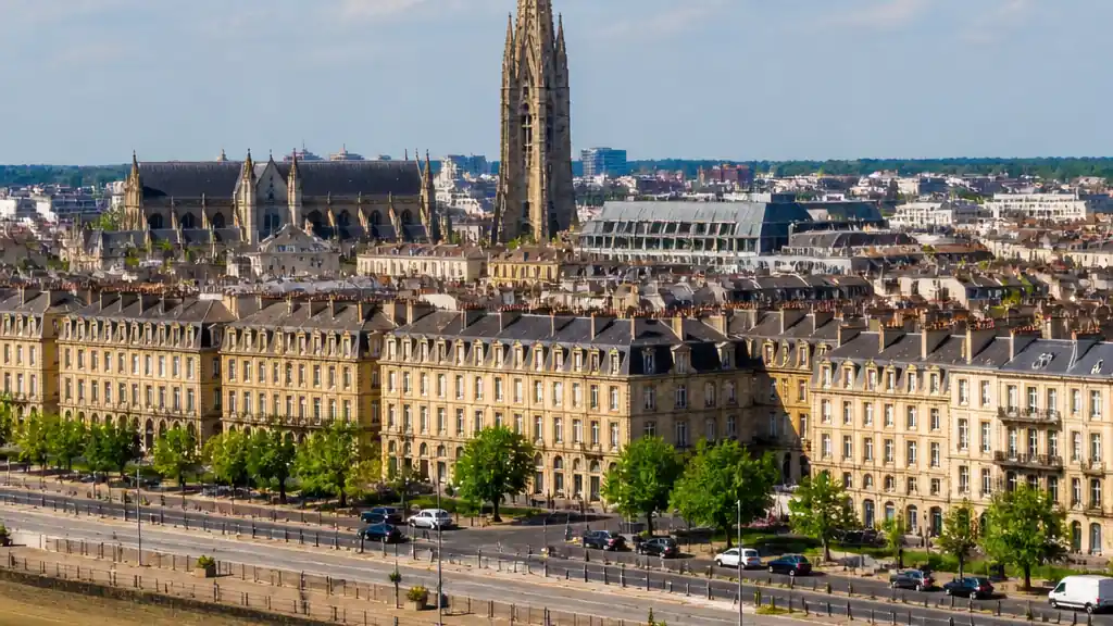 Photographie illustrant l'installation de panneaux solaires à Bordeaux