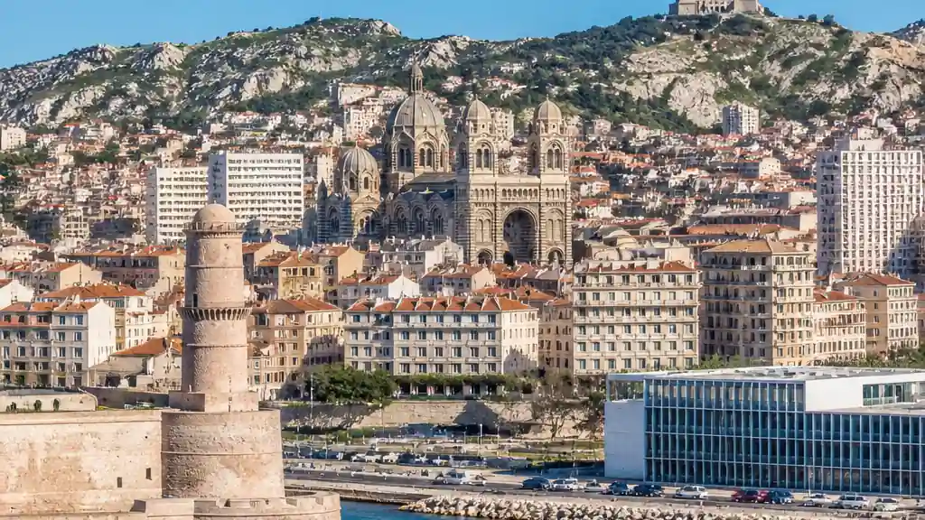 Photographie illustrant l'installation de panneaux solaires à Marseille