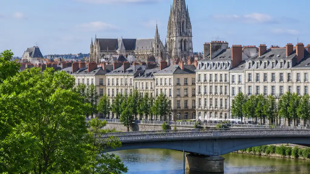 Photographie illustrant l'installation de panneaux solaires à Nantes