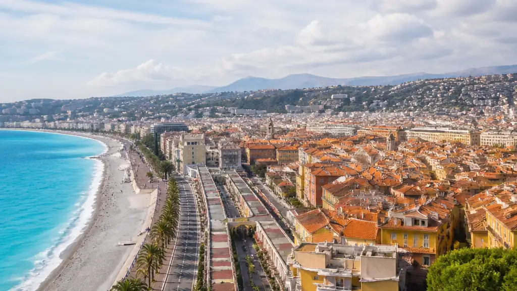 Photographie illustrant l'installation de panneaux solaires à Nice